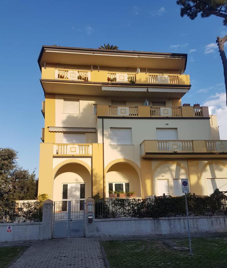 Apartamento Vittoria Marina Di Пиетрасанта Екстериор снимка